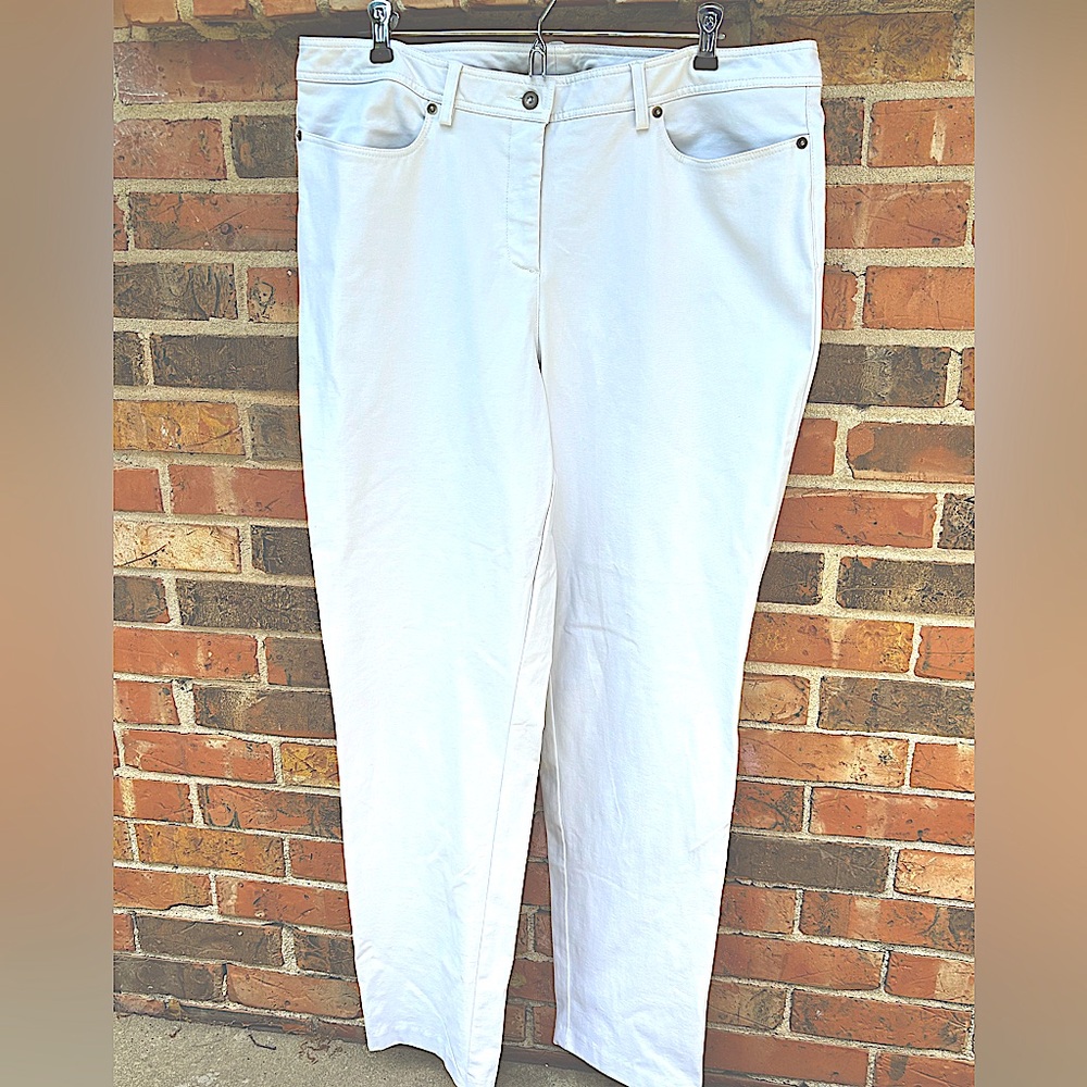 Nina McLemore White Pants With Front and Back Pockets With Logo. Woman’s Size 16